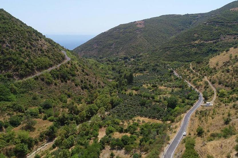 Doğal güzellikleri, kamp alanları ve temiz deniziyle sakinlik arayanların tercihi