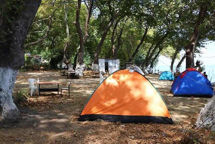 Doğal güzellikleri, kamp alanları ve temiz deniziyle sakinlik arayanların tercihi
