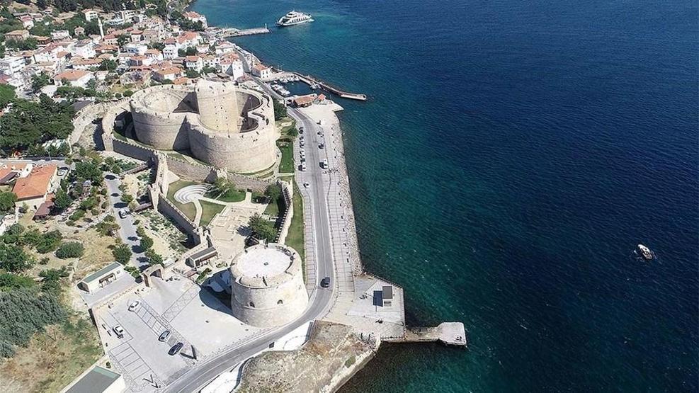Türkiyenin asırlara meydan okuyan denize nazır kaleleri