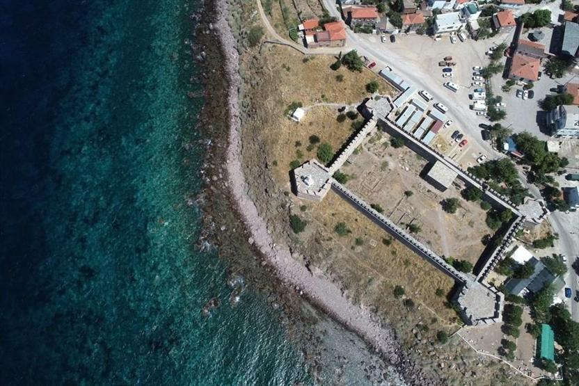 Türkiyenin asırlara meydan okuyan denize nazır kaleleri