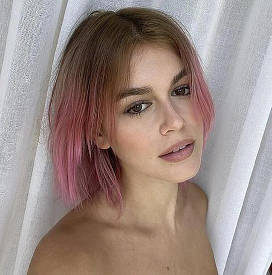 Kaia Gerber canlı yayında saçını boyadı