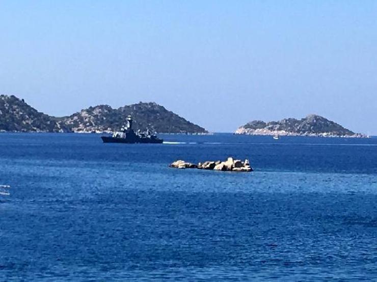 Son dakika... Türk fırkateyni Kaşta, Yunan fırkateyni Meis önünde bekliyor