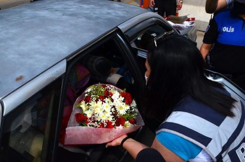 Son dakika... Hastaneye giden hamile kadına, uygulama noktasındaki polis doğum yaptırdı