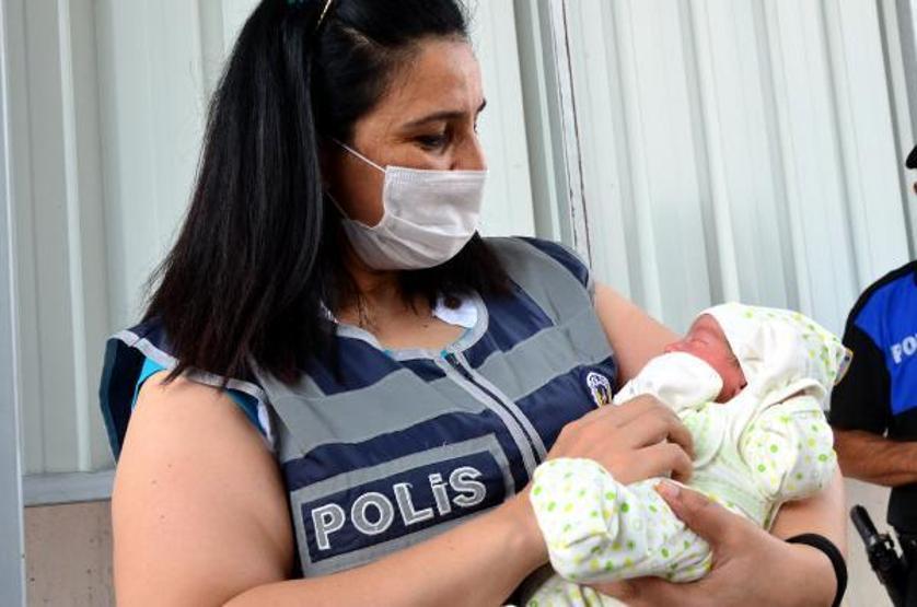 Son dakika... Hastaneye giden hamile kadına, uygulama noktasındaki polis doğum yaptırdı