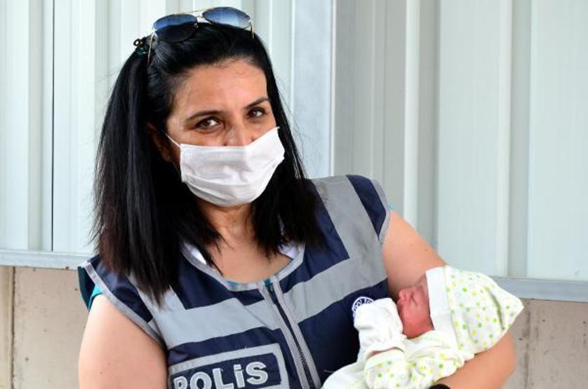 Son dakika... Hastaneye giden hamile kadına, uygulama noktasındaki polis doğum yaptırdı