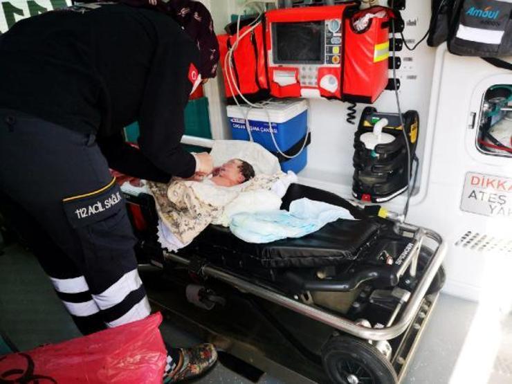 Son dakika... Hastaneye giden hamile kadına, uygulama noktasındaki polis doğum yaptırdı
