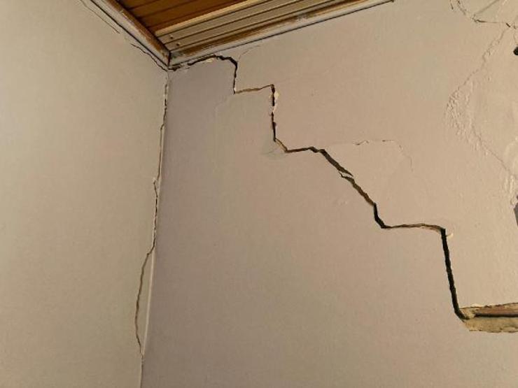 Son dakika... Binanın devrilen istinat duvarı gecekonduyu yıktı