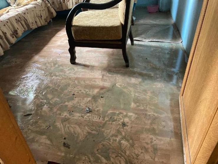 Son dakika... Binanın devrilen istinat duvarı gecekonduyu yıktı