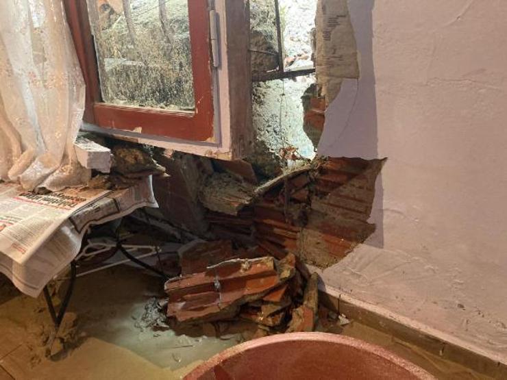 Son dakika... Binanın devrilen istinat duvarı gecekonduyu yıktı
