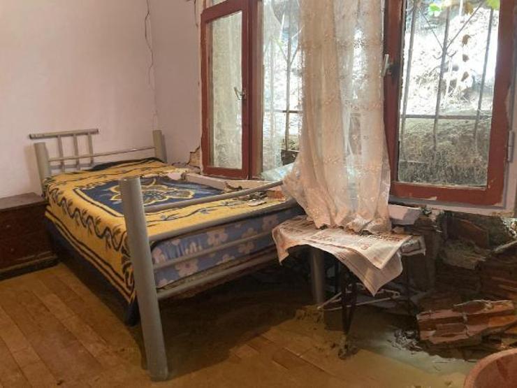 Son dakika... Binanın devrilen istinat duvarı gecekonduyu yıktı