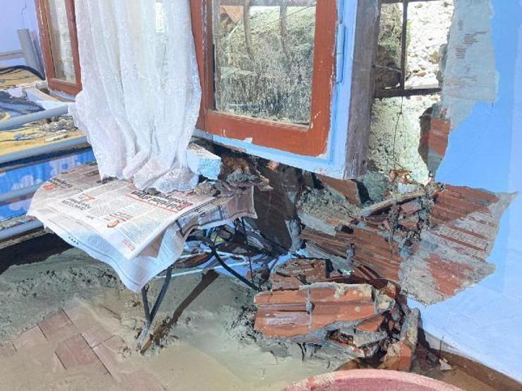 Son dakika... Binanın devrilen istinat duvarı gecekonduyu yıktı