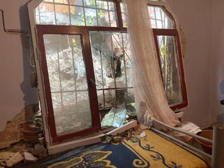 Son dakika... Binanın devrilen istinat duvarı gecekonduyu yıktı