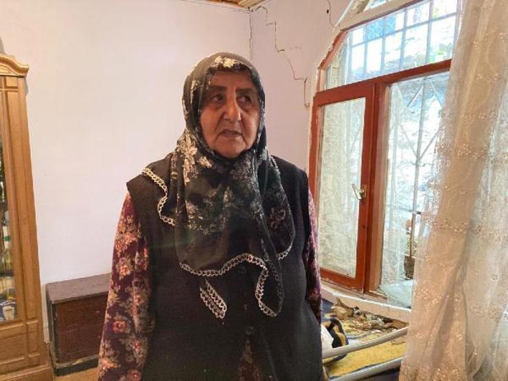 Son dakika... Binanın devrilen istinat duvarı gecekonduyu yıktı