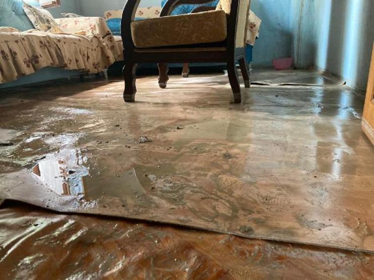 Son dakika... Binanın devrilen istinat duvarı gecekonduyu yıktı