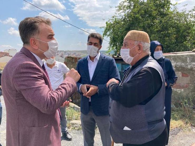Son dakika... Binanın devrilen istinat duvarı gecekonduyu yıktı