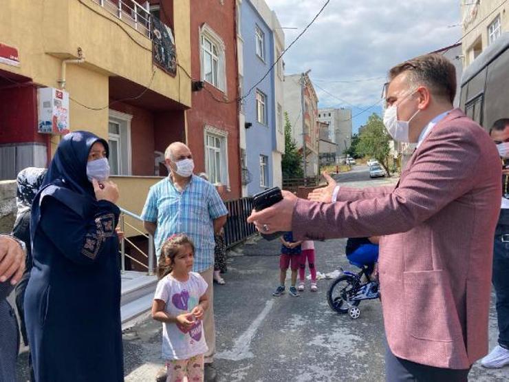 Son dakika... Binanın devrilen istinat duvarı gecekonduyu yıktı