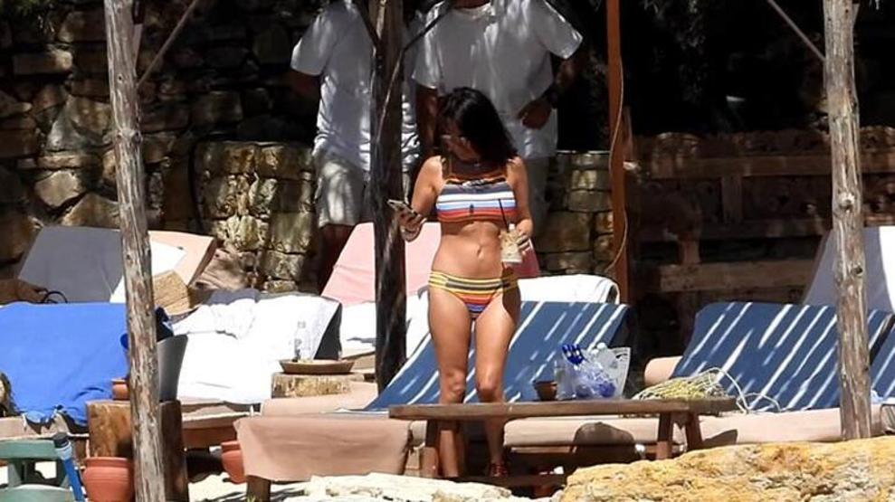 Asuman Dabak plajda şen kahkahasıyla dikkat çekti
