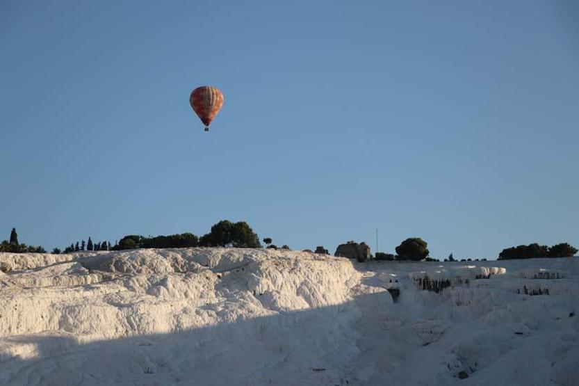 Balonlar beyaz cennetin üzerinde 162 gün sonra yeniden uçmaya başladı