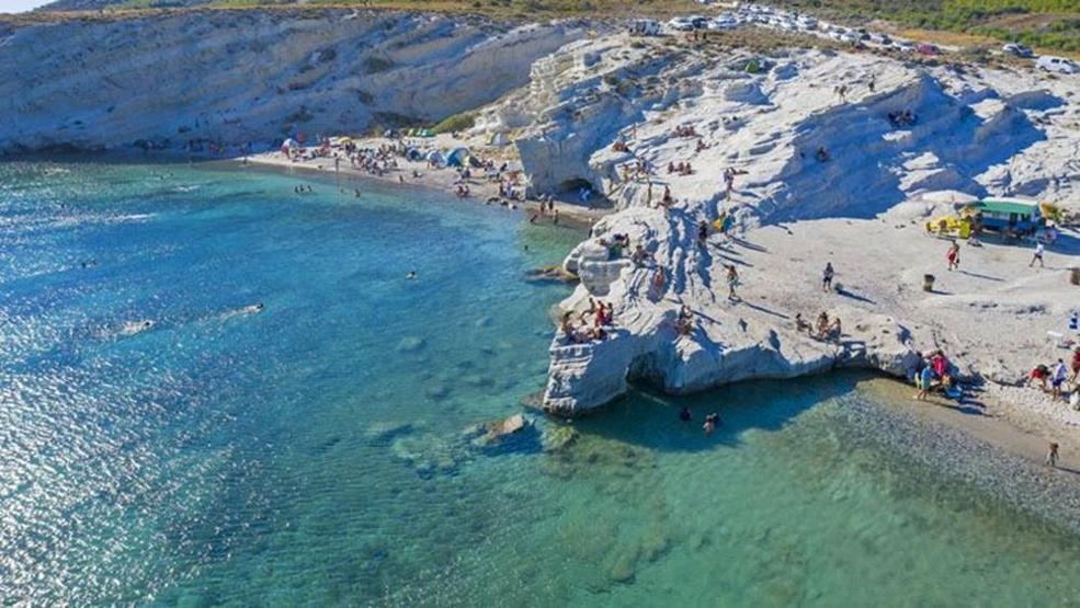 Alaçatıda rüzgar ve dalgaların oluşturduğu güzellik: Delikli Koy