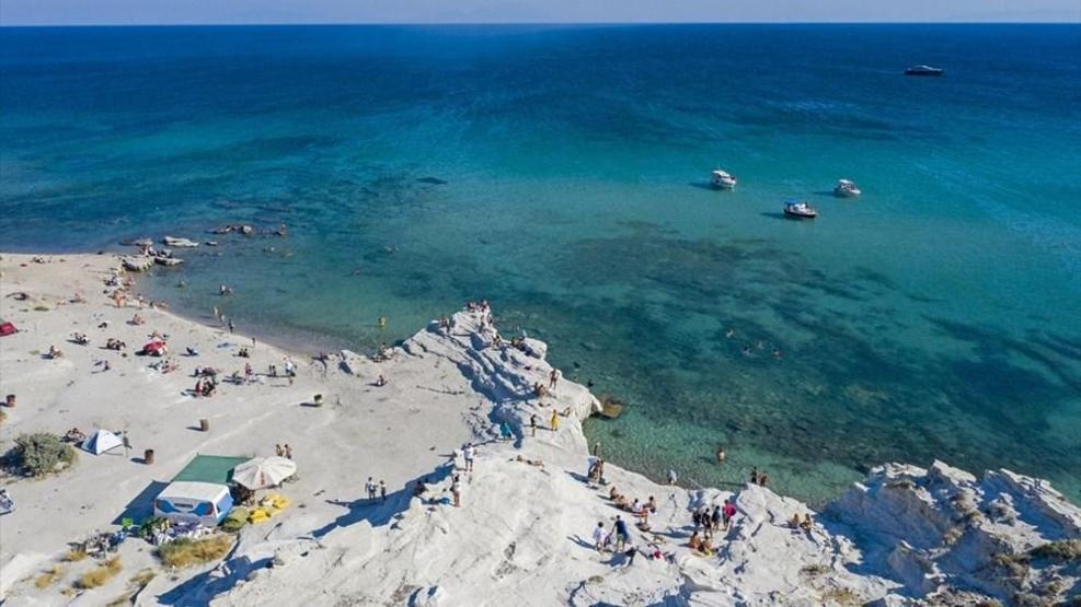 Alaçatıda rüzgar ve dalgaların oluşturduğu güzellik: Delikli Koy