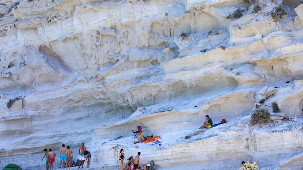Alaçatıda rüzgar ve dalgaların oluşturduğu güzellik: Delikli Koy