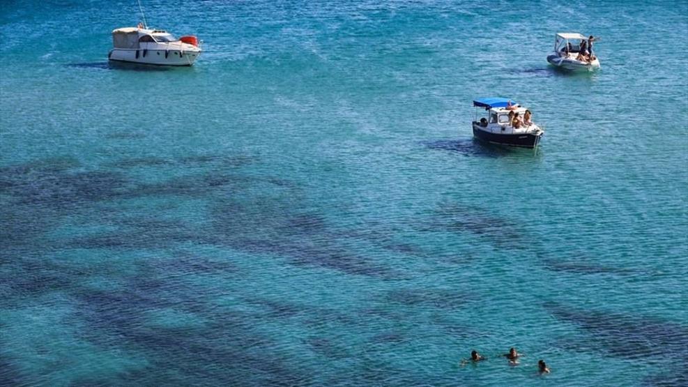 Alaçatıda rüzgar ve dalgaların oluşturduğu güzellik: Delikli Koy