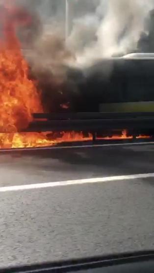Son dakika... İstanbulda korkutan metrobüs yangını