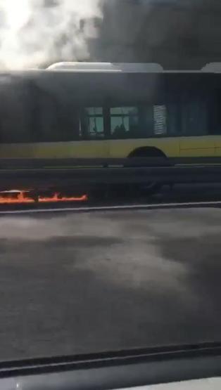 Son dakika... İstanbulda korkutan metrobüs yangını