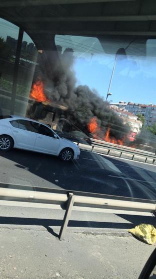 Son dakika... İstanbulda korkutan metrobüs yangını