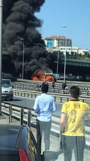 Son dakika... İstanbulda korkutan metrobüs yangını
