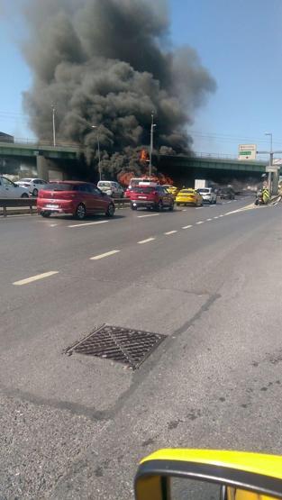 Son dakika... İstanbulda korkutan metrobüs yangını