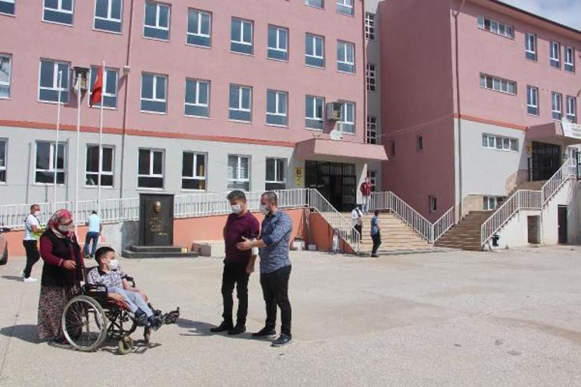 Son dakika... Öğrencileri için okula rampa yaptırdılar