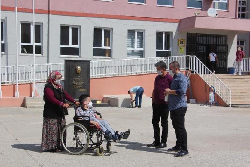 Son dakika... Öğrencileri için okula rampa yaptırdılar