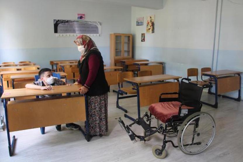 Son dakika... Öğrencileri için okula rampa yaptırdılar