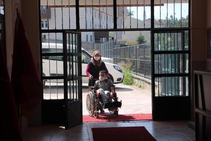 Son dakika... Öğrencileri için okula rampa yaptırdılar