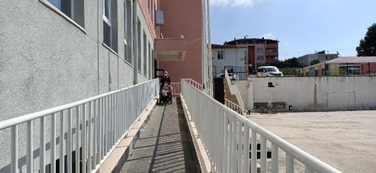 Son dakika... Öğrencileri için okula rampa yaptırdılar