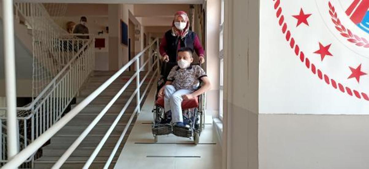 Son dakika... Öğrencileri için okula rampa yaptırdılar