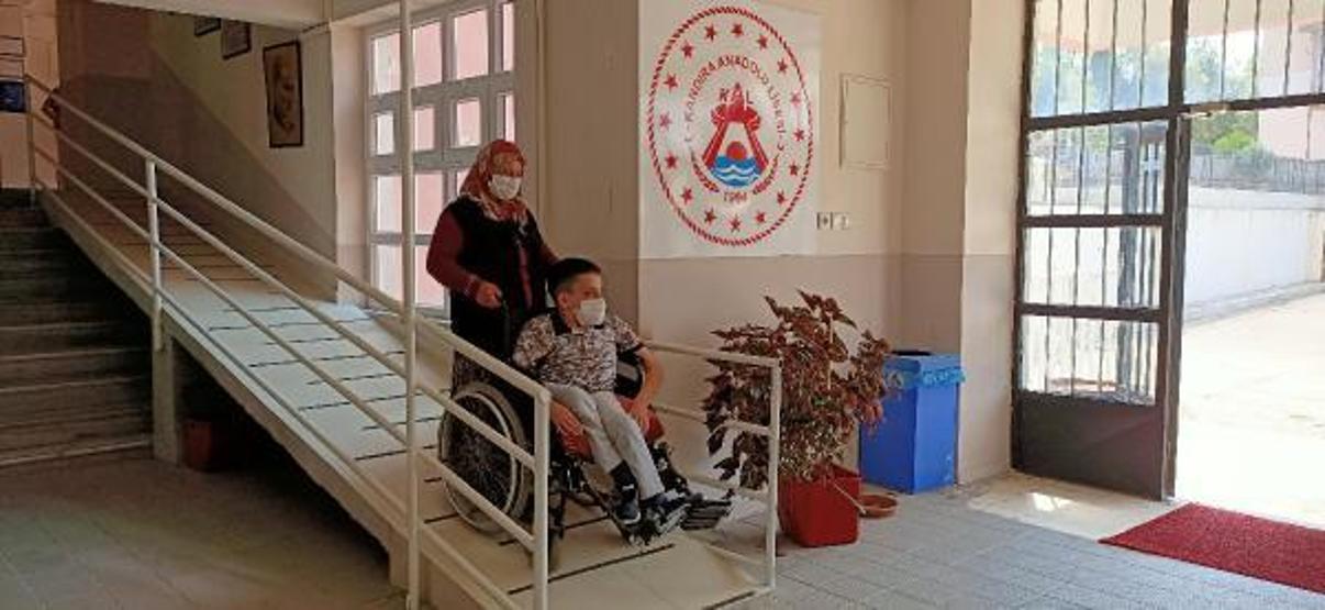 Son dakika... Öğrencileri için okula rampa yaptırdılar