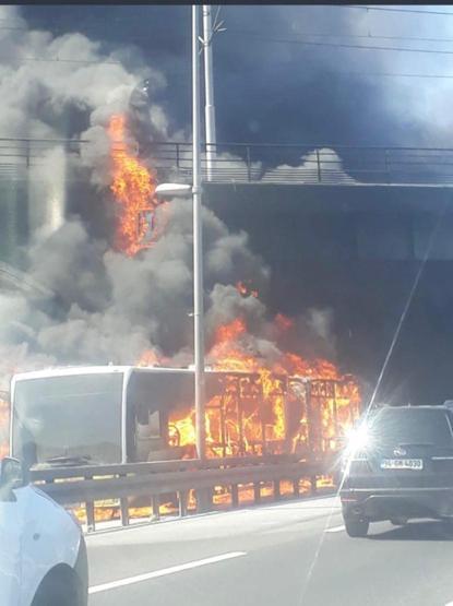 Son dakika... İstanbulda korkutan metrobüs yangını