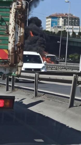 Son dakika... İstanbulda korkutan metrobüs yangını