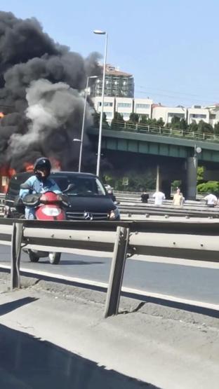 Son dakika... İstanbulda korkutan metrobüs yangını