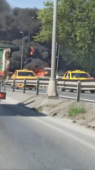 Son dakika... İstanbulda korkutan metrobüs yangını
