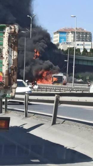Son dakika... İstanbulda korkutan metrobüs yangını
