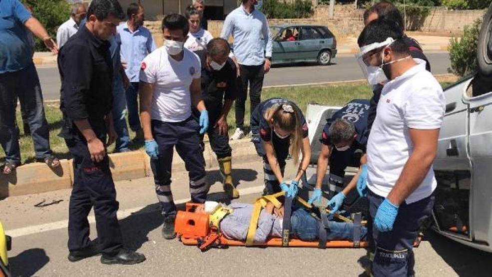 Son dakika... Eşeğe çarpmamak için manevra yaptı, ters dönen otomobilinde yaralandı