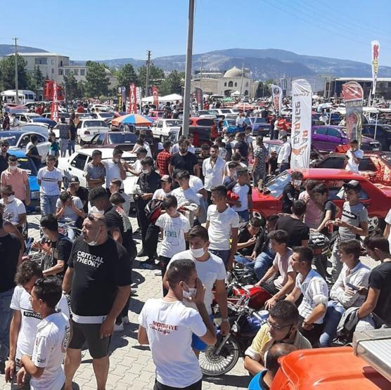 Modifiye araçlarla drift gösterisi; korona tedbirleri de unutuldu