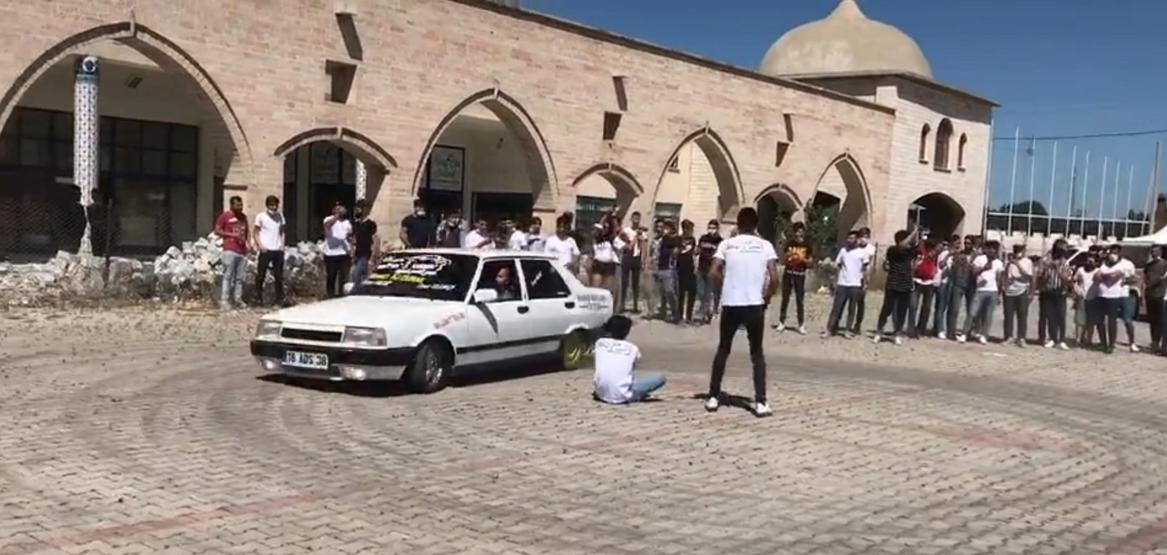 Modifiye araçlarla drift gösterisi; korona tedbirleri de unutuldu