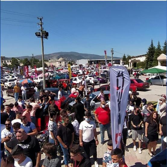 Modifiye araçlarla drift gösterisi; korona tedbirleri de unutuldu