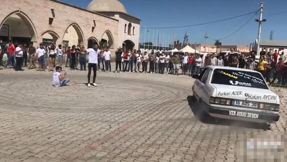 Modifiye araçlarla drift gösterisi; korona tedbirleri de unutuldu