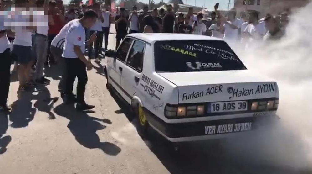Modifiye araçlarla drift gösterisi; korona tedbirleri de unutuldu