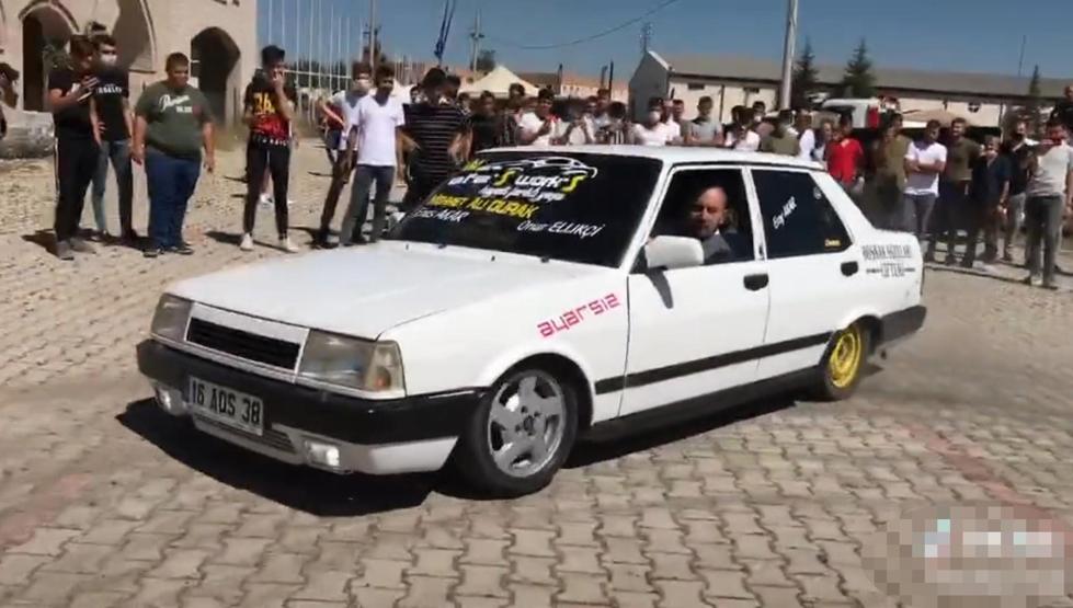 Modifiye araçlarla drift gösterisi; korona tedbirleri de unutuldu